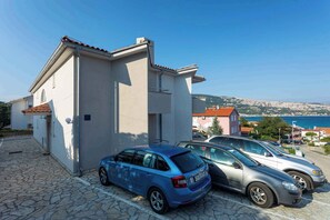 Property grounds - Holiday apartment by the sea with barbecue and panoramic view (Baška)