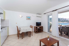 Dining - Holiday apartment by the sea with barbecue and panoramic view (Baška)