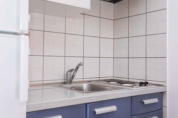 Fridge, stovetop, coffee/tea maker, cookware/dishes/utensils