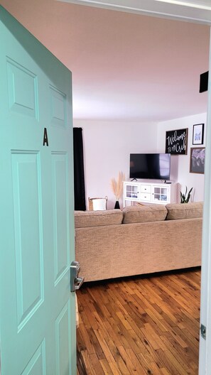 Interior - Quiet 1 bedroom in Milford with King Bed (Milford)
