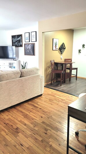 Smart TV - Quiet 1 bedroom in Milford with King Bed (Milford)