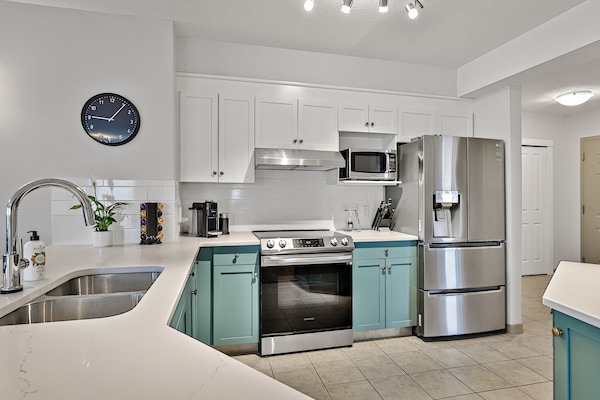 Een koelkast, een magnetron, een oven, een kookplaat