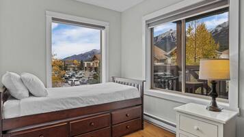 2 habitaciones, tabla de planchar con plancha y cuna de viaje