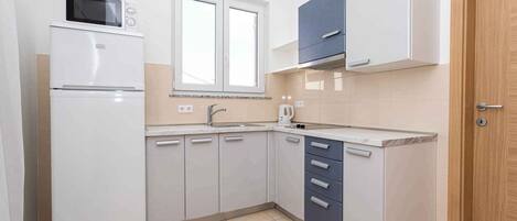 Fridge, microwave, stovetop, coffee/tea maker