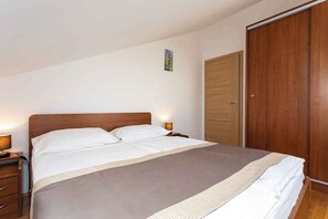 2 makuuhuonetta, vauvan matkasänky, internet