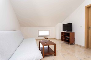 TV - Holiday apartment only 100 m from the sea (Baška)