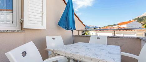 تناول الطعام بالخارج