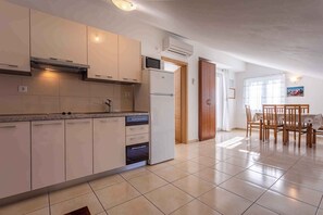 Kühlschrank, Mikrowelle, Herdplatte, Wasserkocher mit Kaffee-/Teezubehör