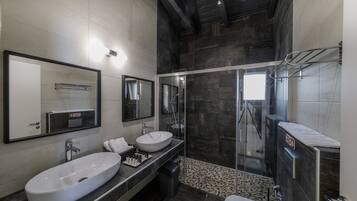 Une salle de bain moderne avec un grand lavabo blanc, deux miroirs, une douche en verre et des toilettes blanches.