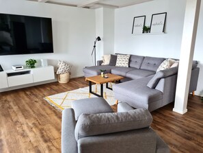 Een smart-tv en een stereo