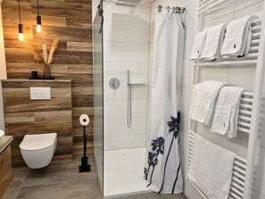 Bañera, secador de pelo, toallas, jabón