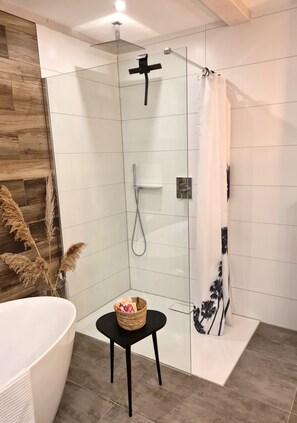 Bathtub, hair dryer, towels, soap - Modern heart oasis to feel good (Eigeltingen)