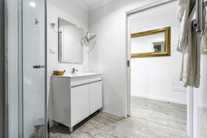 Dusche, Haartrockner, Handtücher, Seife