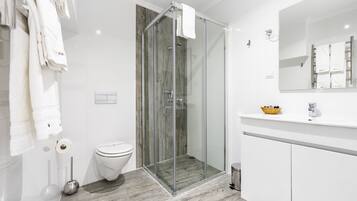 Een douche, een haardroger, handdoeken, zeep