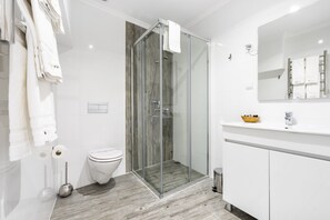 Een douche, een haardroger, handdoeken, zeep