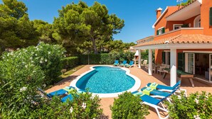 A swimming pool surrounded by lounge chairs and a patio area with outdoor furniture. - Villa Gabriel Son Parc by Villa Plus (Son Parc)