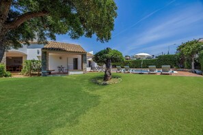 A villa with a swimming pool, outdoor seating, and a well-maintained lawn. - Villa Elo by Villa Plus (Albufeira)
