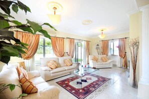 Living area - Villa Rosa by Villa Plus (Olhos de Água)