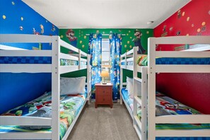 5 habitaciones, tabla de planchar con plancha y cuna de viaje 