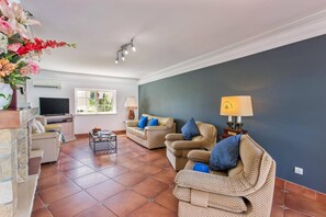 Living area - Villa Soni by Villa Plus (Olhos de Água)