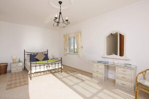 3 bedrooms, iron/ironing board, free WiFi, bed sheets