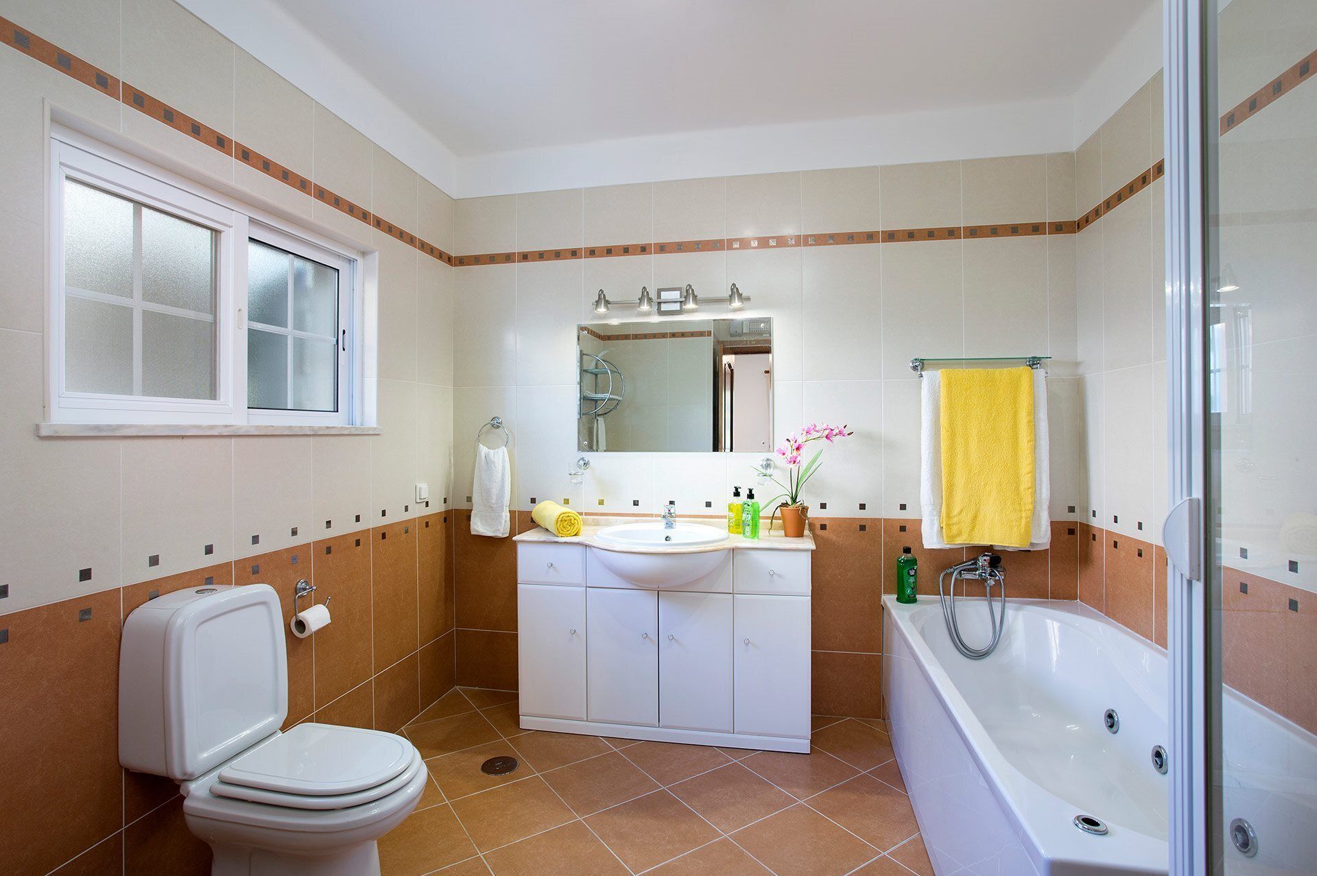 A bathroom with a toilet, sink, and bathtub.