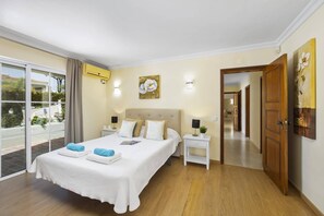 7 bedrooms, WiFi, bed sheets