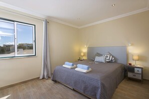 4 bedrooms, iron/ironing board, free WiFi, bed sheets
