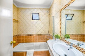 Séchoir à cheveux, serviettes fournies