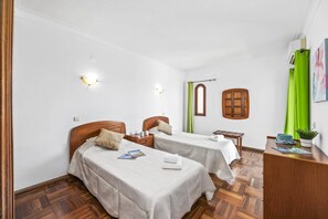 4 makuuhuonetta, silitysrauta/-lauta, ilmainen Wi-Fi, vuodevaatteet