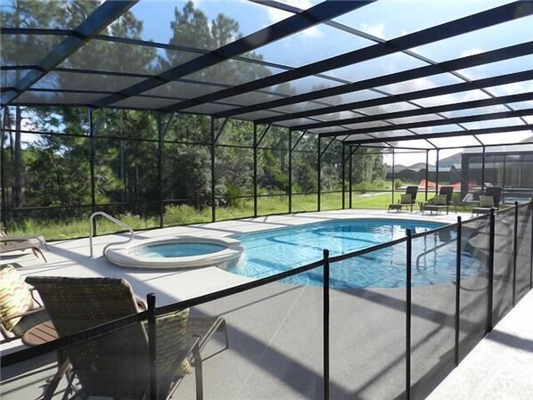Una piscina al aire libre