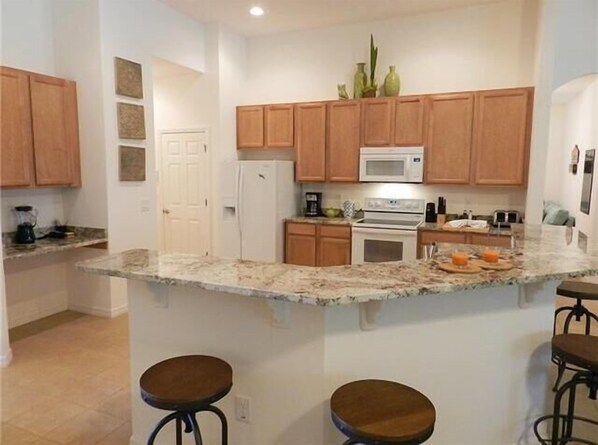 Villa, Plusieurs lits, piscine privée, vue sur la piscine | Cuisine privée | Réfrigérateur, four à micro-ondes, surface de cuisson, cafetière-théière