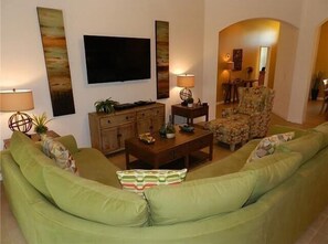 Villa, varias camas, alberca privada, vista a la alberca | Sala de estar | Televisión 