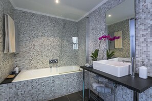 Combined shower/bathtub, hair dryer, towels, soap