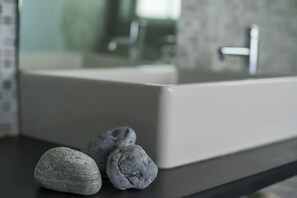 淋浴/盆浴组合、吹风机、毛巾、肥皂