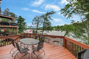 Outdoor dining - Lakefront w/Private Dock on Lake Harmony! Professionally cleaned between guests (Lake Harmony)