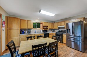 Réfrigérateur, four à micro-ondes, un four, surface de cuisson