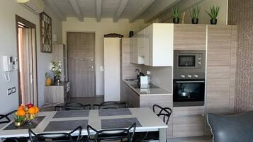 Een koelkast, een magnetron, een oven, een kookplaat