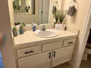 シャワー付き浴槽、タオル、トイレットペーパー