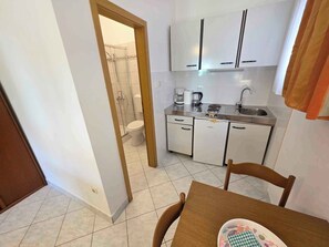 Kühlschrank, Herdplatte, Wasserkocher mit Kaffee-/Teezubehör