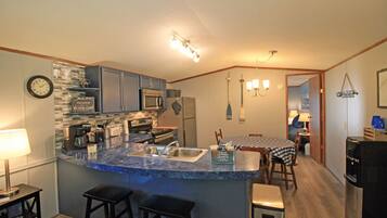 Frigorifero, microonde, forno, piano cottura