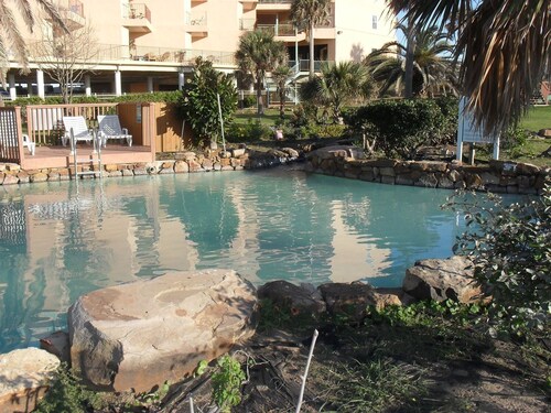 Maravilla Seawall Condo by AB Sea