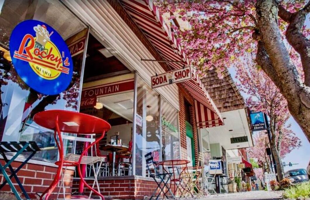 Une devanture de magasin avec une enseigne indiquant « Soda Shop », une autre indiquant « Rocky’s » et une troisième indiquant « Mountain ».