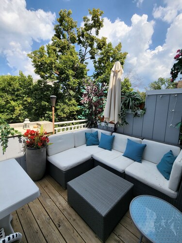 Spacious Townhome! 3 bedrooms & 2 complete bath and 2 outdoor Patios, Near Train