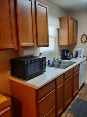 雪櫃、微波爐、焗爐、爐具