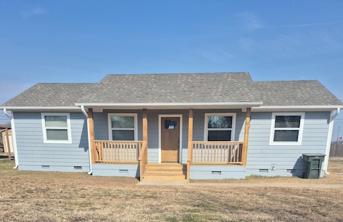 4 Bedroom-2 Full Baths
Close to lake - 20 min to airport 