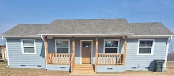 4 Bedroom-2 Full Baths
Close to lake - 20 min to airport 