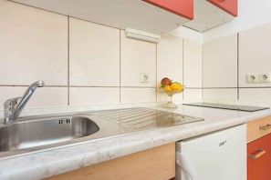 Coffee/tea maker, fridge, stovetop