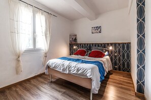 3 habitaciones, tabla de planchar con plancha, wifi y ropa de cama 