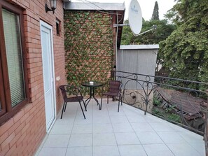 Outdoor dining - Dry Bridge (Tbilisi)